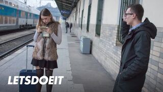 Selvaggia tini szuka felfogta Charlie Dean óriási faszát egy gyors pov dugásra