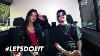 Vékony fekete Coco Kiss pénzért leszopja a óriási néger fazt az autóban