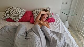 Csinos csóka megbassza a haver feleségét, miután az lelépett, és pov videót készít neki