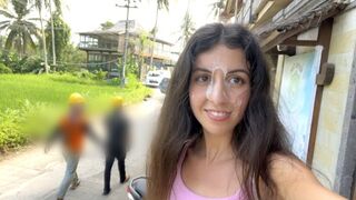 Aranyos tini maca nyaldossa a hamburgerét az arcára fröccsent geci közben közkifőzdében