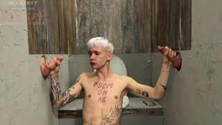 42: a pali nem számított rá, hogy száját és popsiját átfúrják ezeken a wc-lyukakon