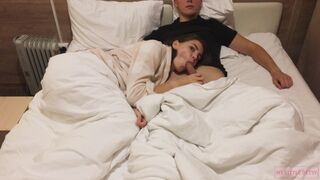 Kívánatos tini cidázza farkát filmnézés közben otthon