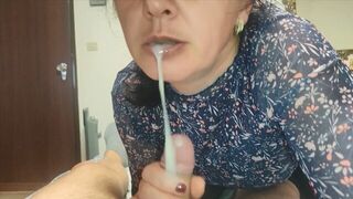 Ne mondd el senkinek! szexy milf nevelő anya szopással segít a nevelő fiának és szájába élvez