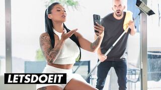 Szívdöglesztő Kolumbiai MILF Mariana Martix Keményen Megkettyintve az Asszisztens által a LetsDoeIt Csatornán