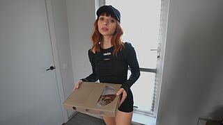 Bűbájos diáklány futár megette a pizzámat és megbasztam a szűk punciját
