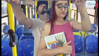 Tini macát megbassza egy idegen a nyilvános buszban