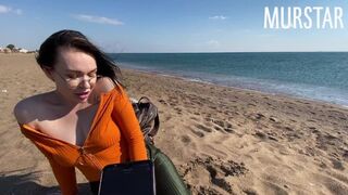 A szajha beindult az interaktív játéktól és szopott a strandon