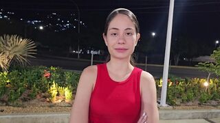 Szenvedélyes tini gádzsi az utcán ragad, és én segítek hazavinni a gigászi popókáját
