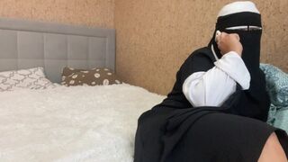Arab asszony telefonon beszél és a punciját simogatja az orgazmusig