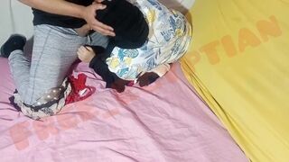 Kívánatos arab milf-et megbassza a fiatal srác, és kétszer is telelövi a hijabban