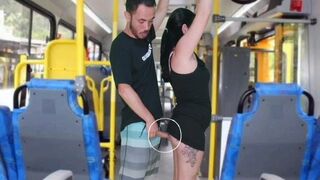 Korosodó srác dörzsöli és kiveri a barnára a buszon, amíg el nem élvez