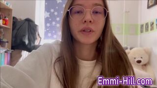 Tini ribi keményen ujjazza magát és spriccel!