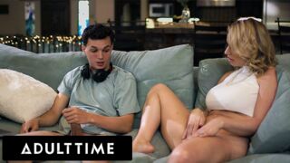 Adult Time exkluzív - Csábos MILF elkapja mostohafiát maszti közben és csatlakozik hozzá