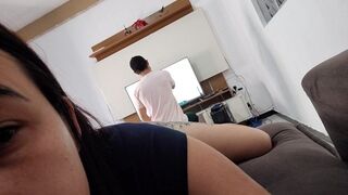 Szeretnék kúrni ezzel a szerelővel, mutatom neki a méretes seggem, hátha bejön!