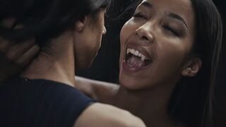 Ebony Vampire Mistress Lia Lin elcsábít egy dél amerikai gigantikus keblű tini lányt a Vampired kemény domina játékában