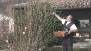 Vadító világos szőke tini amatőr segglyukba dugva és szájba spriccelve óriási farasszal