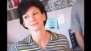 Sharon Mitchell feleségként leszopja és segg lyukba veszi Mark Wood farkát retro stílusban
