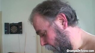 Tini vörös pipi cidázza és lovagol a nagypapa rúdján
