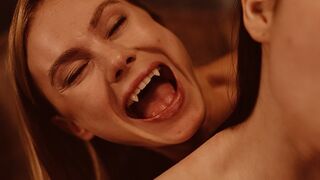 Világos Szőke Vámpír Nancy Ace Uralja Matty Milát a Vampired Csatornán - Bűbájos Leszbi Jelenet Vörös Harapásokkal