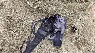 Méretes fenekű vén nő orálozza a paraszt farkát a disznóólban