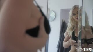 Gigászi Tőgyes Világos Szőke Milf Mélytorok Akcióban a Cherry Pimps Csatornán